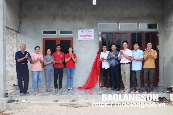 Các đại biểu kéo băng khánh thành nhà nhân ái cho gia đình anh Đường Văn Quang, thôn Thái Bằng 2, xã Nhất Hoà, huyện Bắc Sơn