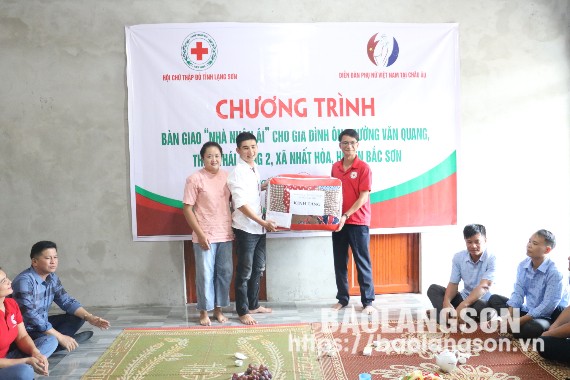 Lãnh đạo Hội Chữ thập đỏ huyện Bắc Sơn trao quà cho gia đình anh Đường Văn Quang, thôn Thái Bằng 2, xã Nhất Hoà, huyện Bắc Sơn