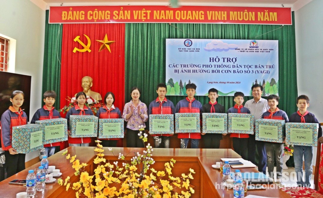 Lãnh đạo sở giáo dục trao thiết bị dạy học STEM cho học sinh nhà trường