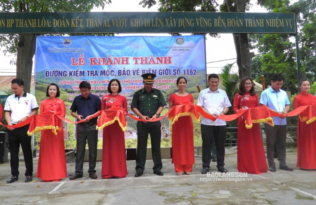 Lãnh đạo Hiệp hội Doanh nghiệp tỉnh và lãnh đạo Bộ Chỉ huy Bộ đội Biên phòng tỉnh tham gia cắt băng khánh thành đường kiểm tra  mốc 1162 xã Thanh Lòa, huyện Cao Lộc