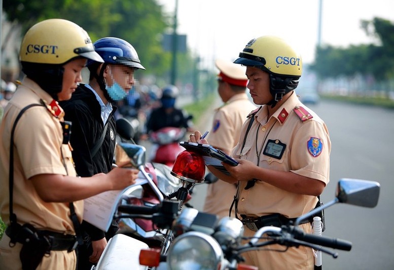 Nhiều trường hợp lợi dụng quyền giám sát để quay phim, ghi hình, chụp ảnh quá trình làm việc của lực lượng CSGT nhằm mục đích quấy rối. Ảnh minh họa