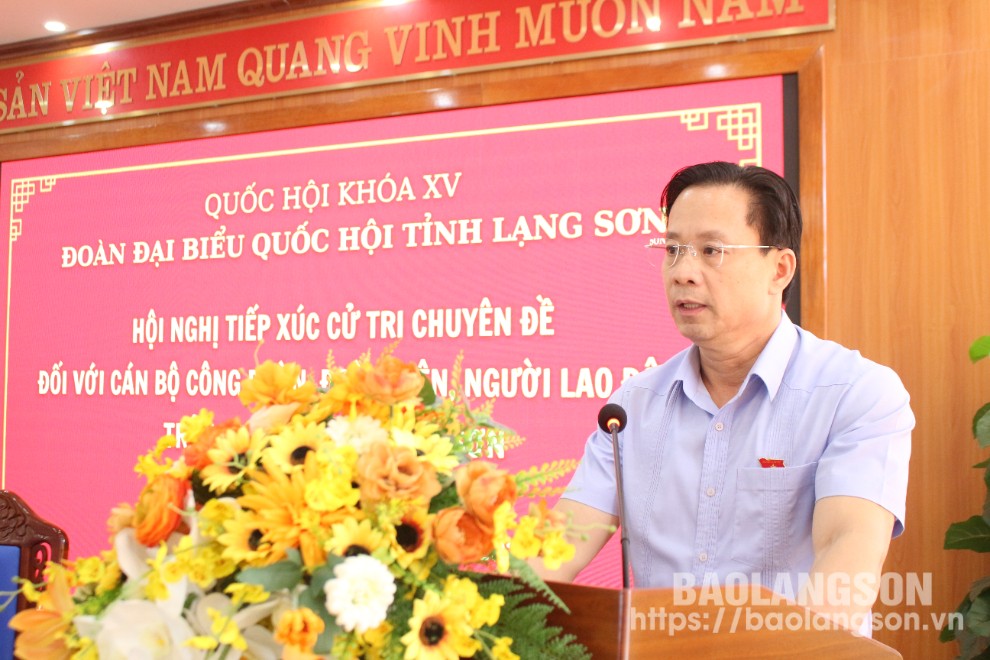 Đồng chí Hoàng Văn Nghiệm, Phó Bí thư Thường trực Tỉnh ủy, Trưởng Đoàn ĐBQH tỉnh phát biểu tại hội nghị