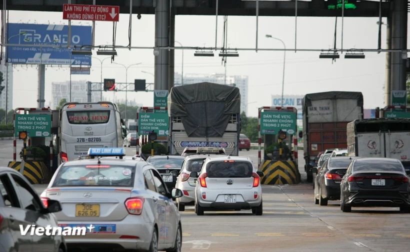 Phương tiện lưu thông qua trạm thu phí. (Ảnh: Việt Hùng/Vietnam+)