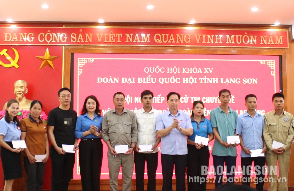 Đồng chí Hoàng Văn Nghiệm, Phó Bí thư Thường trực Tỉnh ủy, Trưởng Đoàn ĐBQH tỉnh và đồng chí lãnh đạo LĐLĐ tỉnh trao quà cho đoàn viên, người lao động