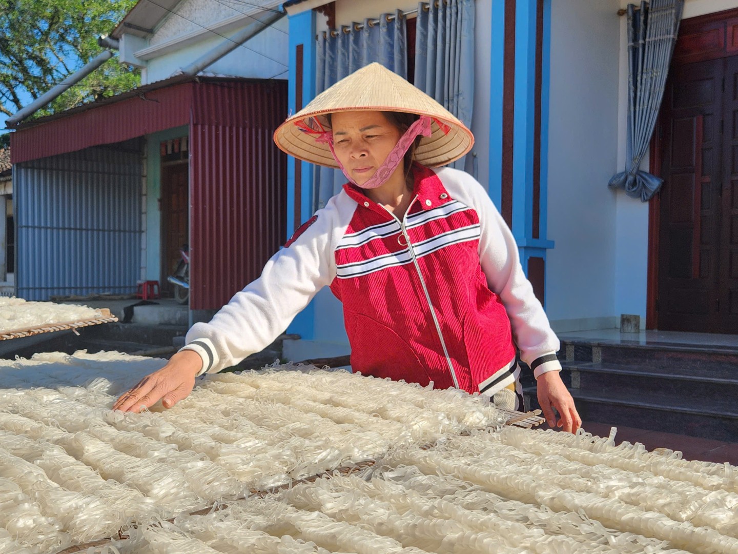 Bánh sau khi thái thành sợi sẽ được tiếp tục phơi dưới ánh nắng cho đến khi khô hoàn toàn