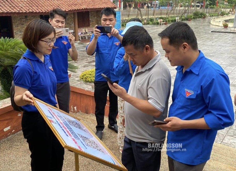 Thành viên tổ công nghệ số cộng đồng huyện Văn Lãng hướng dẫn người dân sử dụng ứng dụng số quét mã QR code để tra cứu thông tin