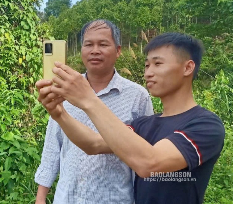 Thành viên tổ công nghệ số cộng đồng hướng dẫn người dân  huyện Tràng Định cài đặt ứng dụng VNeID