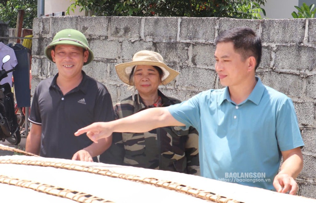 Ông Triệu Văn Phương (ngoài cùng bên phải) kiểm tra tình hình sử dụng  vốn vay của hộ dân 