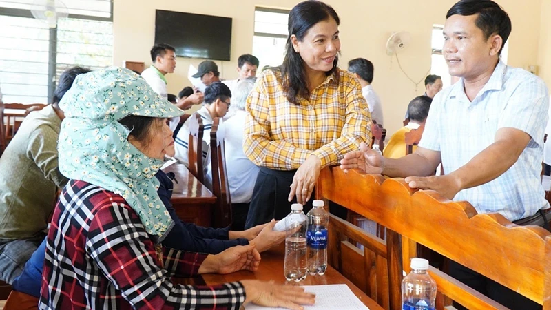 Lãnh đạo Huyện ủy Phú Riềng (Bình Phước) trao đổi lấy ý kiến đánh giá, góp ý của nhân dân tại cơ sở. (Ảnh: nhandan.vn)