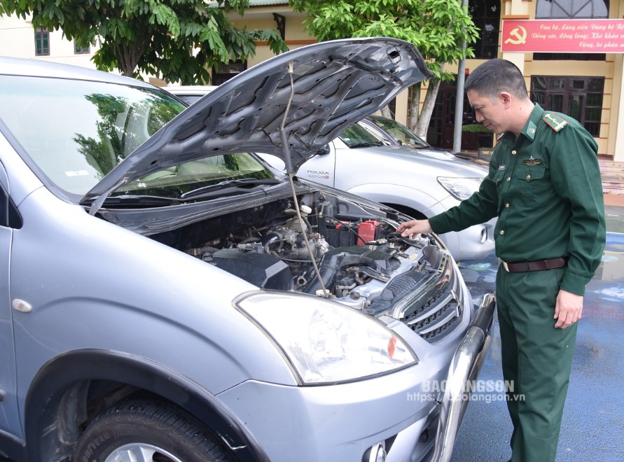 Nhân viên lái xe Bộ đội Biên phòng tỉnh kiểm tra an toàn hoạt động  của hệ thống máy xe ô tô trước khi sử dụng