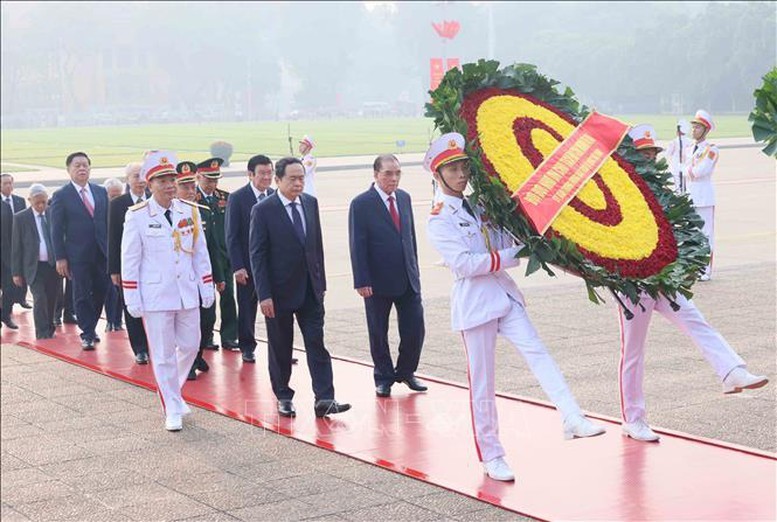 Các đồng chí lãnh đạo, nguyên lãnh đạo Đảng, Nhà nước đặt vòng hoa và vào Lăng viếng Chủ tịch Hồ Chí Minh - Ảnh: TTXVN