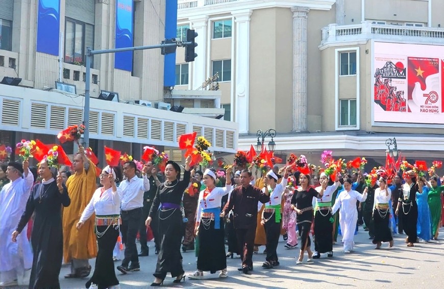 Đồng bào dân tộc thiểu số TP Hà Nội trong Chương trình “Ngày hội văn hóa vì hòa bình” chào mừng kỷ niệm 70 năm Ngày giải phóng Thủ đô. Ảnh: VÂN HỒ 