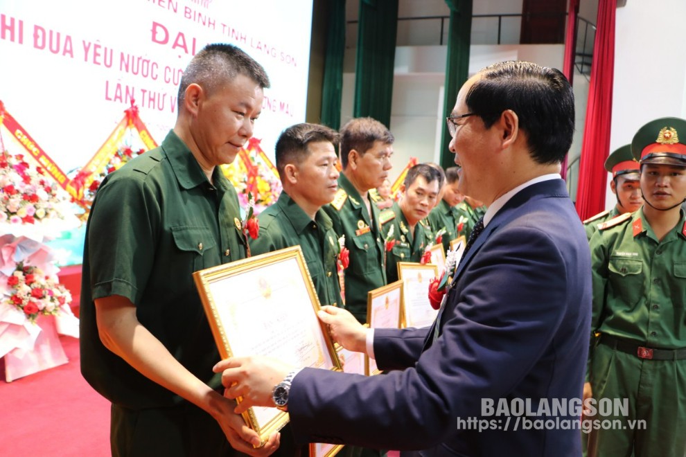 Lãnh đạo UBND tỉnh tặng bằng khen cho các tập thể, cá nhân được biểu dương, khen thưởng