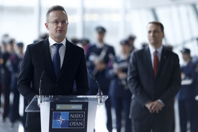 Ngoại trưởng Hungary Peter Szijjarto tại trụ sở NATO ở Brussels, Bỉ. Ảnh: AFP 