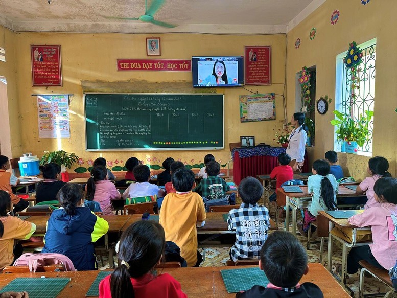 Trong hai năm qua, 4.000 học sinh tại Mù Cang Chải đã được học tiếng Anh thông chương trình iLINK của iSMART - Ảnh: VGP/LN