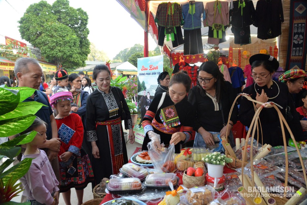 Người dân, du khách tham quan gian trưng bày các sản phẩm ẩm thực tại khu vực di tích Chùa Tam Thanh, thành phố Lạng Sơn