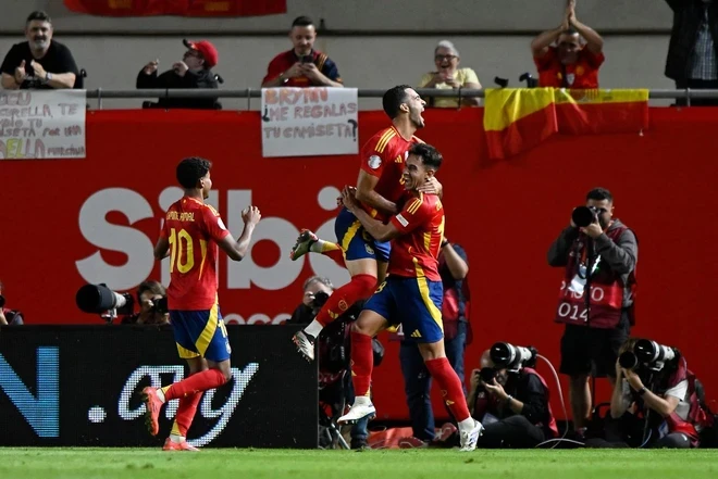 Tây Ban Nha leo lên ngôi đầu. (Nguồn: Getty Images)