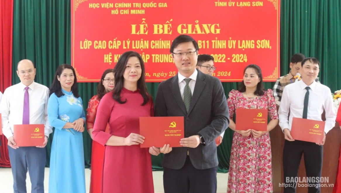 Học viên Lớp cao cấp lý luận chính trị K73.B11 nhận bằng tốt nghiệp (Ảnh: Phương Dung)