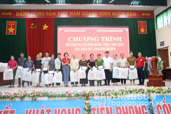 Lãnh đạo Hội Chữ thập đỏ tỉnh và UBND huyện Chi Lăng trao quà cho các hộ dân bị ảnh hưởng bởi cơn bão số 3 tại xã Chi Lăng, huyện Chi Lăng