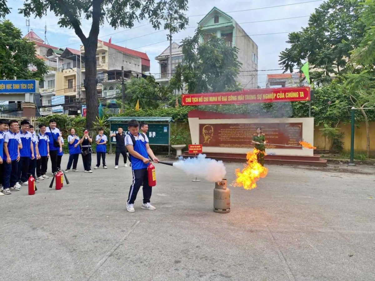 Học sinh Trường THPT Việt Bắc, thành phố Lạng Sơn tham gia thực hành sử dụng bình chữa cháy