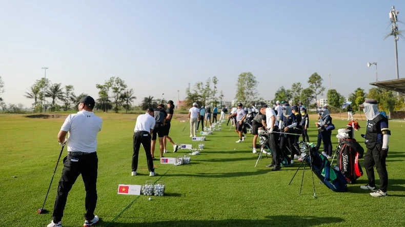 Các golfer tham gia vòng đánh tập tại sân Vinpearl Golf Vũ Yên Hải Phòng.