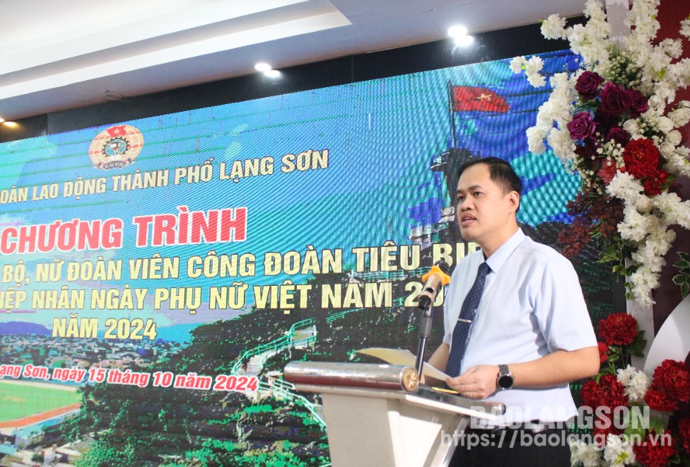 Lãnh đạo Liên đoàn Lao động thành phố phát biểu trong chương trình