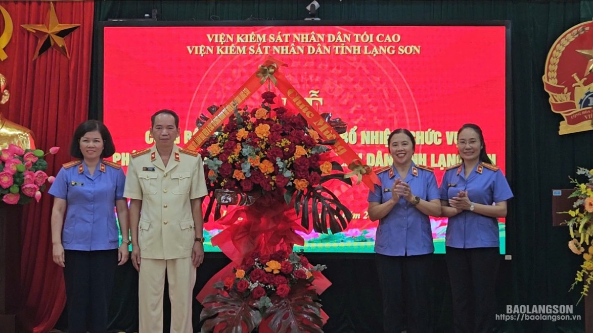 Lãnh đạo Viện KSND tỉnh tặng hoa chúc mừng đồng chí Vũ Thanh Lịch, Phó Viện trưởng Viện KSND tỉnh