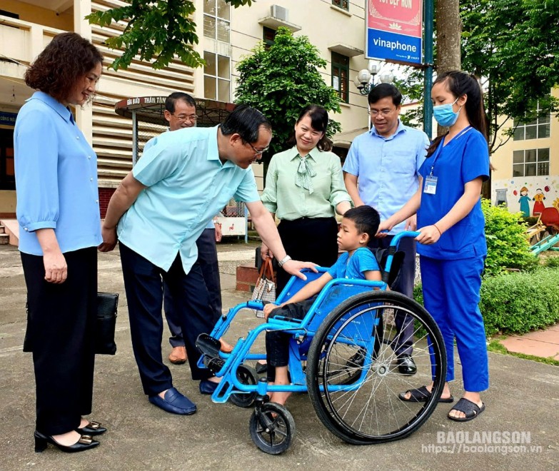 Lãnh đạo UBND tỉnh và các ngành, đoàn thể thăm hỏi, động viên trẻ đang được chăm sóc, nuôi dưỡng tại Cơ sở BTXH tổng hợp tỉnh 