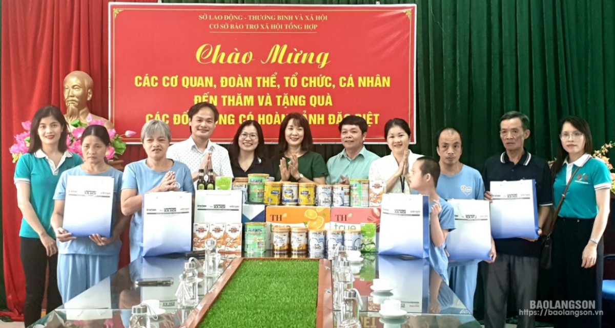 Lãnh đạo Báo Dân Trí, Sở LĐTB&XH và đại diện nhà tài trợ trao tặng quà cho các đối tượng đang được nuôi dưỡng tại Cơ sở Bảo trợ xã hội tổng hợp tỉnh