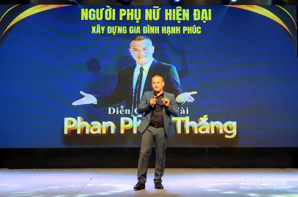 Diễn giả Phan Phúc Thắng nói chuyện về chuyên đề 