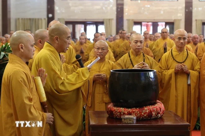 Các tăng ni, phật tử Thành phố Hồ Chí Minh thực hiện nghi thức tưởng niệm và cầu siêu cho các nạn nhân tử vong do tai nạn giao thông. (Ảnh: Thanh Vũ/TTXVN)