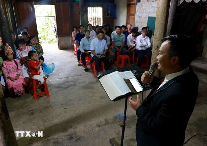 Ông Hoàng Văn Sùng, trưởng điểm nhóm Tin Lành người H'Mông xóm Nà Ca thông báo với giáo dân về hoạt động của mô hình 