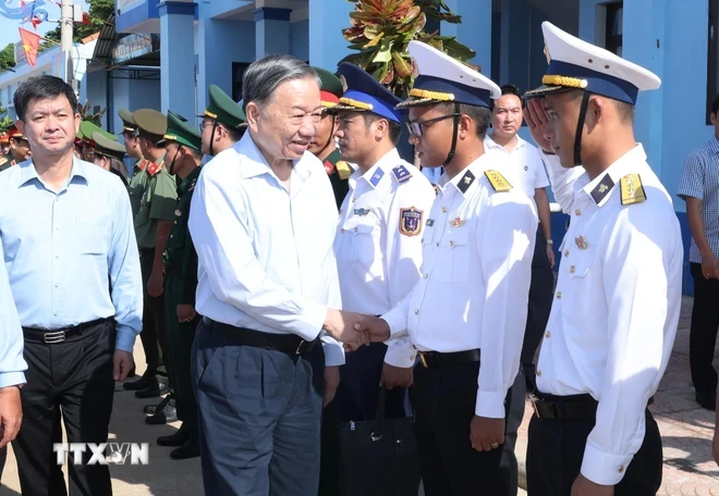 Tổng Bí thư, Chủ tịch nước Tô Lâm với cán bộ, chiến sỹ lực lượng vũ trang làm nhiệm vụ tại huyện đảo Cồn Cỏ, tỉnh Quảng Trị. (Ảnh: Lâm Khánh/ TTXVN)