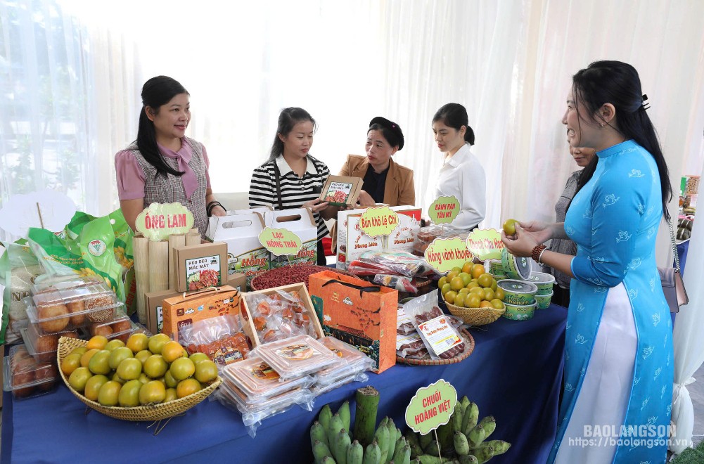 Hội viên, phụ nữ trưng bày sản phẩm khởi nghiệp tại Ngày Phụ nữ khởi nghiệp cấp tỉnh năm 2024