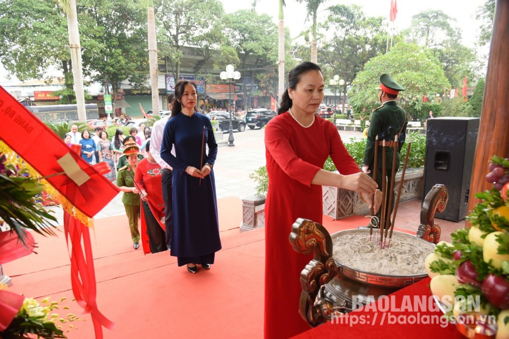 Các đại biểu dâng hương tại Khuôn viên lưu niệm Chủ tịch Hồ Chí Minh