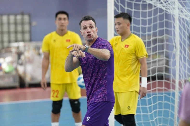 Huấn luyện viên Diego Guistozzi bảo ban các tuyển thủ futsal Việt Nam. (Ảnh: VFF)