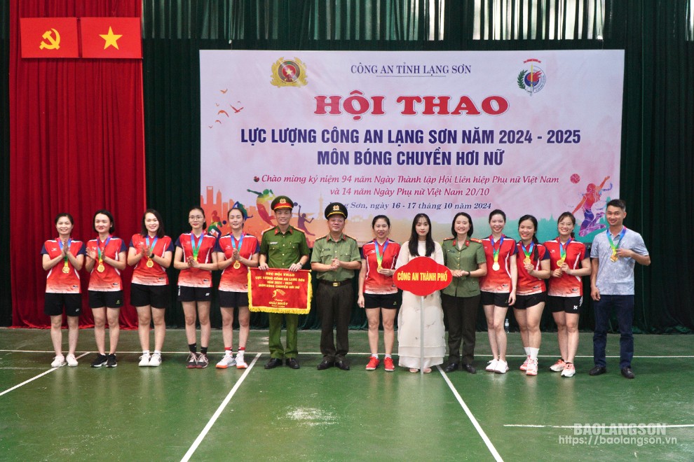 Lãnh đạo Công an tỉnh trao giải nhất cho đội Công an thành phố