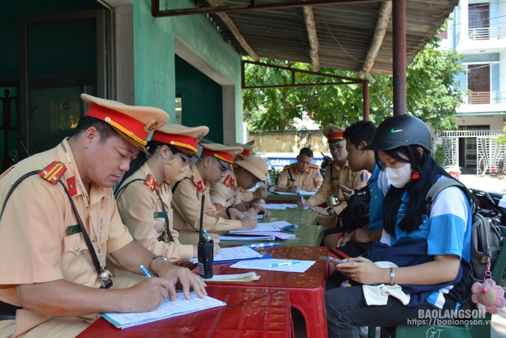 Lực lượng CSGT - TT, Công an thành phố Lạng Sơn lập biên bản xử lý học sinh vi phạm ATGT trên địa bàn thành phố Lạng Sơn (ảnh chụp 9/10/2024)