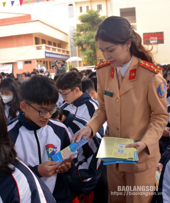 Cán bộ Phòng CSGT Công an tỉnh phát tờ rơi tuyên truyền về ATGT tại Trường THPT Việt Bắc, thành phố Lạng Sơn