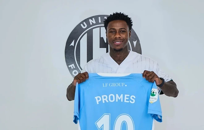 Promes giơ chiếc áo có tên mình trong buổi ký hợp đồng với Câu lạc bộ United F.C. (Nguồn: United F.C.)