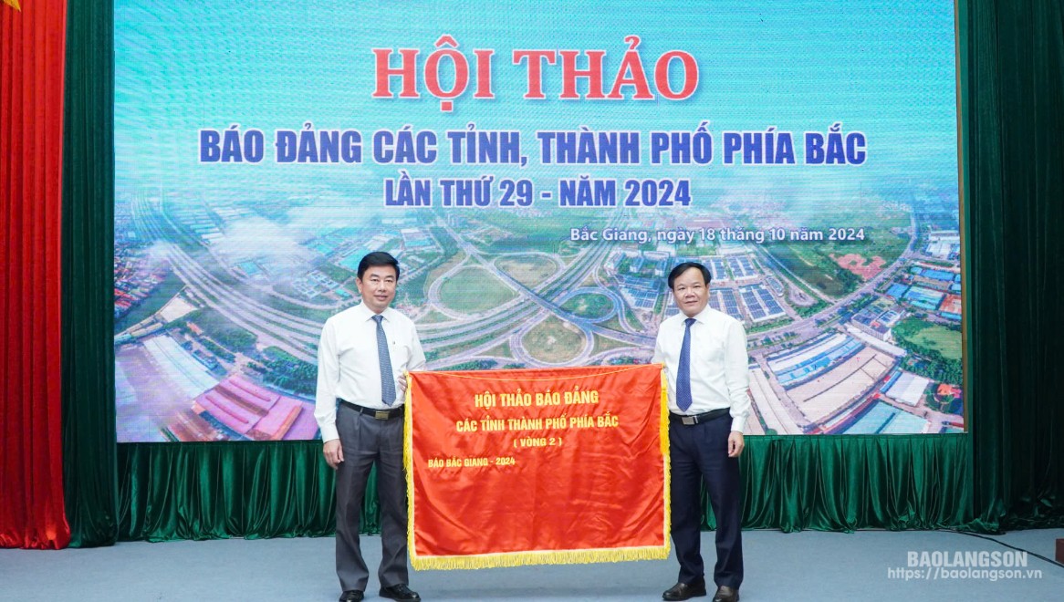 Lãnh đạo Báo Bắc Giang trao cờ luân lưu đăng cai Hội thảo báo Đảng các tỉnh, thành phố phía Bắc lần thứ 30, năm 2025 cho lãnh đạo Báo Hà Nội mới