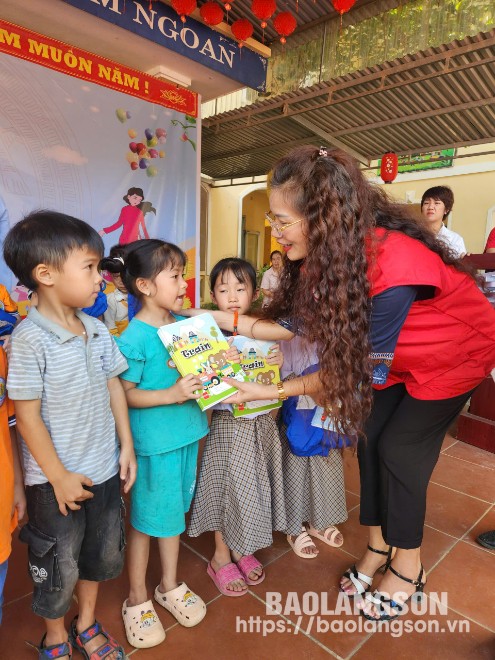 Lãnh đạo Hội Chữ thập đỏ tỉnh trao quà cho học sinh có hoàn cảnh khó khăn tại Trường Phổ thông DTBT Tiểu học 1 xã Trấn Yên, huyện Bắc Sơn