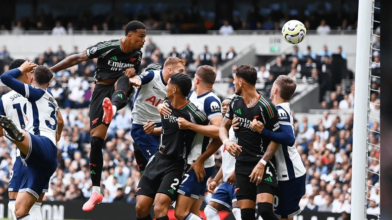 Gabriel ghi bàn trong sự ngỡ ngàng của các cầu thủ Spurs. (Ảnh: Getty)