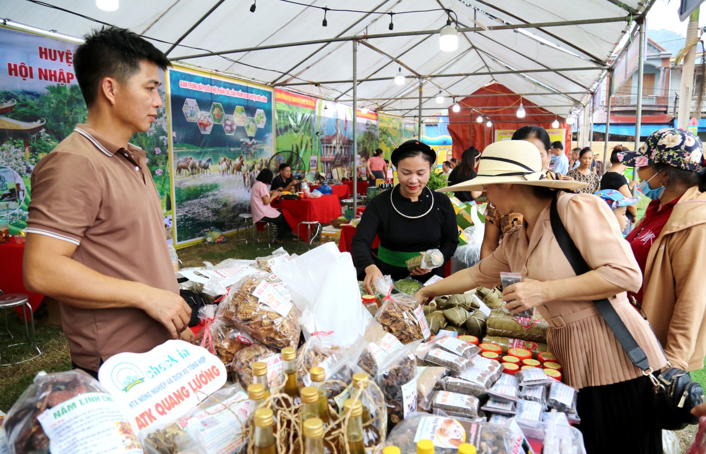 Khách du lịch, người dân mua sắm những sản phẩm nông sản đặc sản của tỉnh Lạng Sơn tại Lễ hội 