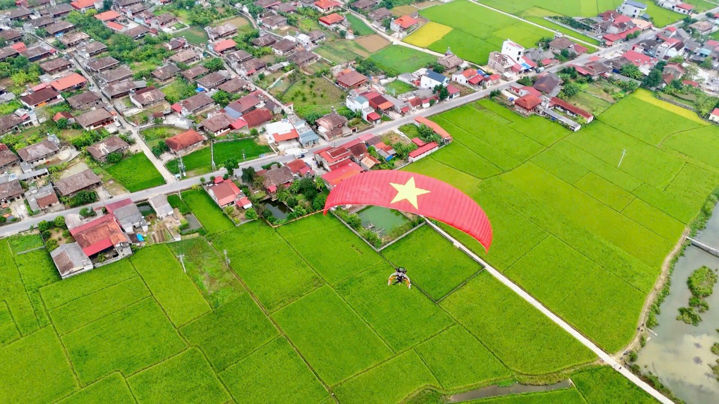 Trải nghiệm bay dù lượn tại Lễ hội 