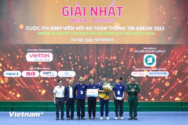 Đội KMA.Orange đến từ Học viện Kỹ thuật mật mã đã xuất sắc giành giải Nhất cuộc thi. (Ảnh: Bảo Ngọc/Vietnam+)