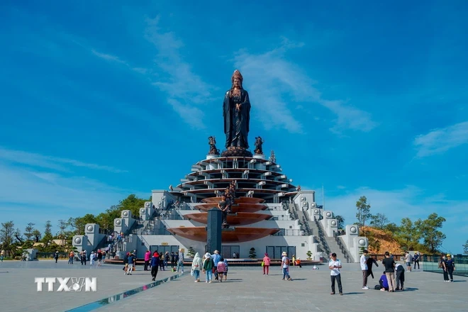 Du khách chiêm bái tượng phật Bà Tây Bổ Đà Sơn cao nhất châu Á trên đỉnh núi Bà Đen. (Ảnh: Thanh Tân/TTXVN)