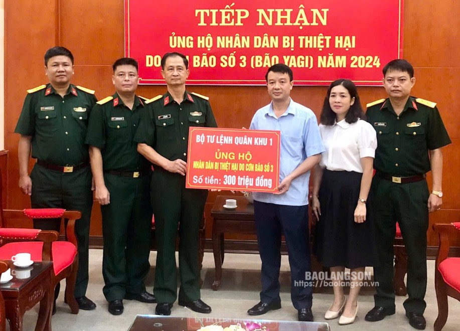 Ủy ban MTTQ Việt Nam tỉnh tiếp nhận kinh phí ủng hộ của Bộ Tư lệnh Quân khu 1 hỗ trợ tỉnh Lạng Sơn khắc phục hậu quả do bão số 3 gây ra