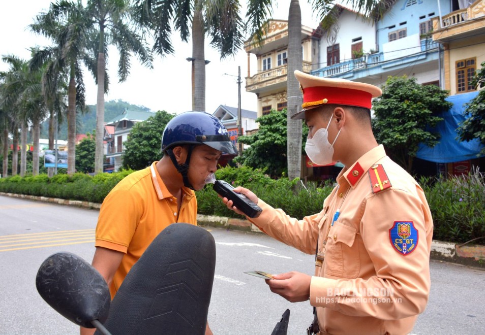 Lực lượng CSGT - TT, Công an huyện kiểm tra nồng độ cồn người điều khiển phương tiện tham gia giao thông trên tuyến Quốc lộ 1B, đoạn qua  thị trấn Văn Quan