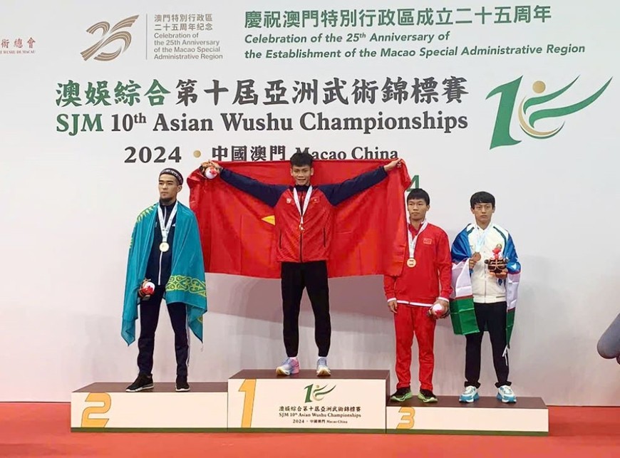 Võ sĩ Hứa Văn Đoàn nhận huy chương vàng hạng 56kg nam tại Giải wushu vô địch châu Á 2024. Ảnh: VŨ TRUNG 